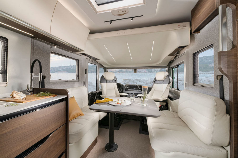La última joya de Adria es esta autocaravana llamada Supersonic 12 Motor16 2022 Adria Supersonic Motorhome 10 Motor16