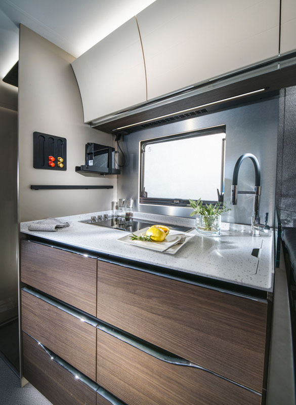 La última joya de Adria es esta autocaravana llamada Supersonic 18 Motor16 2022 Adria Supersonic Motorhome 16 Motor16