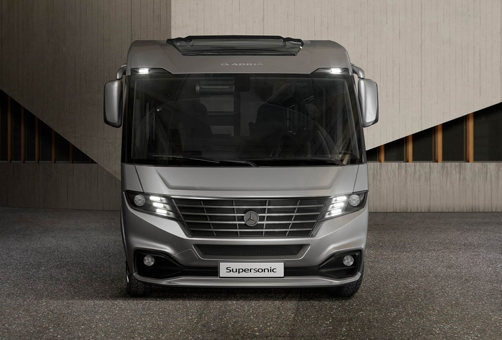 La última joya de Adria es esta autocaravana llamada Supersonic 2 Motor16 Adria Supersonic. Imagen frontal.