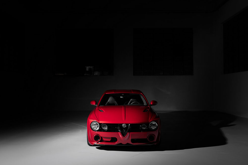 Un Alfa Romeo Giulia se esconde bajo la obra de ErreErre Fuoriserie 3 Motor16 Alfa Romeo Giulia ErreErre Fuoriserie. Imagen frontal.