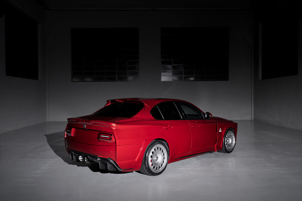 Un Alfa Romeo Giulia se esconde bajo la obra de ErreErre Fuoriserie 1 Motor16 Alfa Romeo Giulia ErreErre Fuoriserie. Imagen trasera.