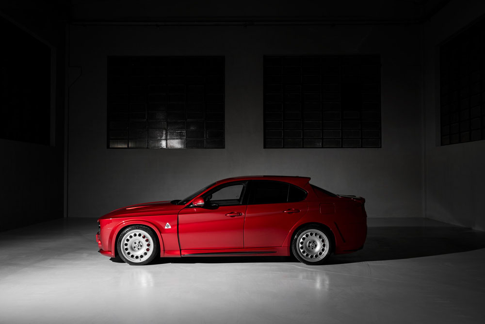 Un Alfa Romeo Giulia se esconde bajo la obra de ErreErre Fuoriserie 2 Motor16 Alfa Romeo Giulia ErreErre Fuoriserie. Imagen lateral.