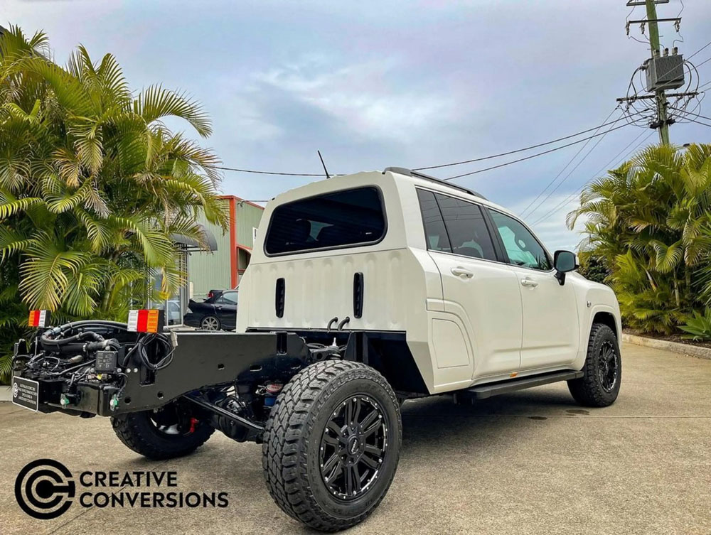 Si vives en Australia, podrás comprar este Toyota Land Cruiser 300 Pick-Up 2 Motor16 Toyota Land Cruiser 300 pick-up. Imagen trasera.