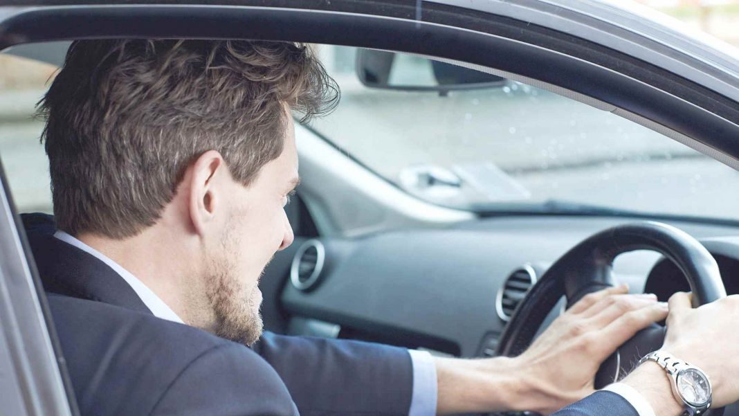 Maquillarse en el coche: la multa que te puede poner la DGT 15 Motor16 dgt