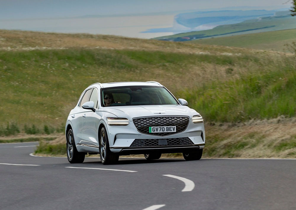 2022 genesis gv70 electrfied 14 Motor16