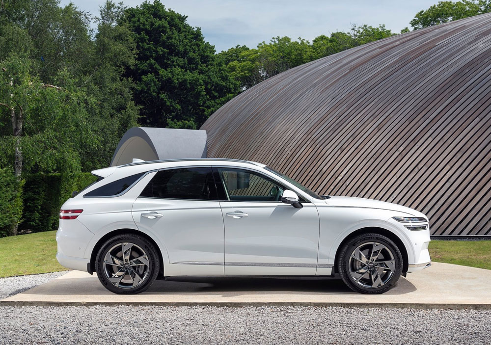 2022 genesis gv70 electrfied 16 Motor16