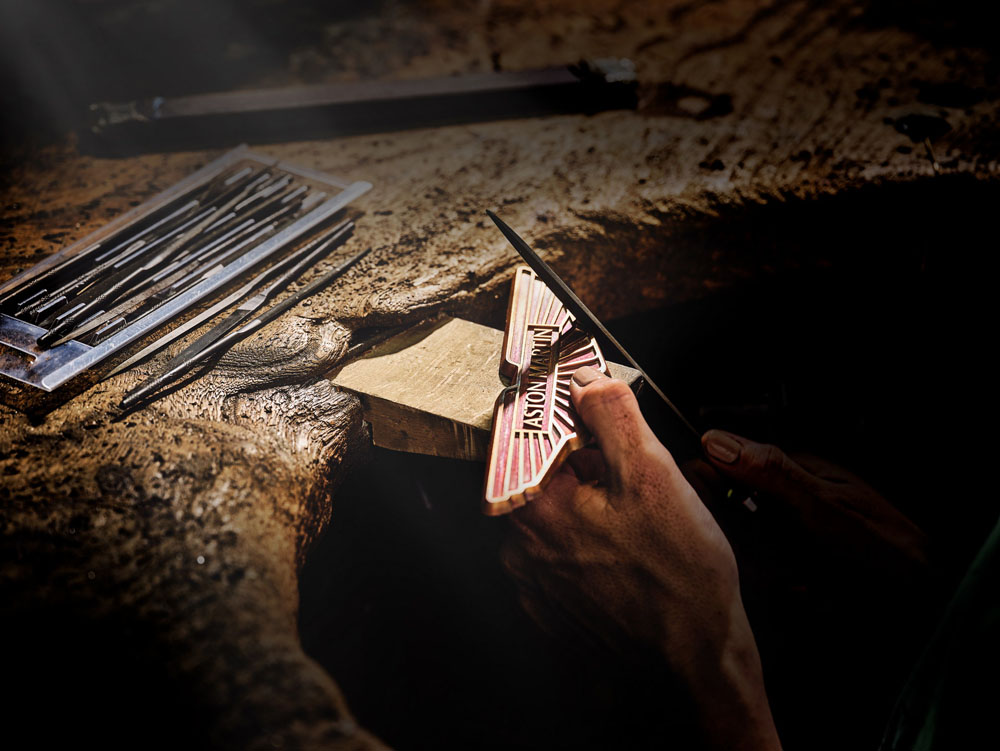 Aston Martin reinterpreta sus alas 3 Motor16 Aston Martin Wings Badge 1 1 Motor16