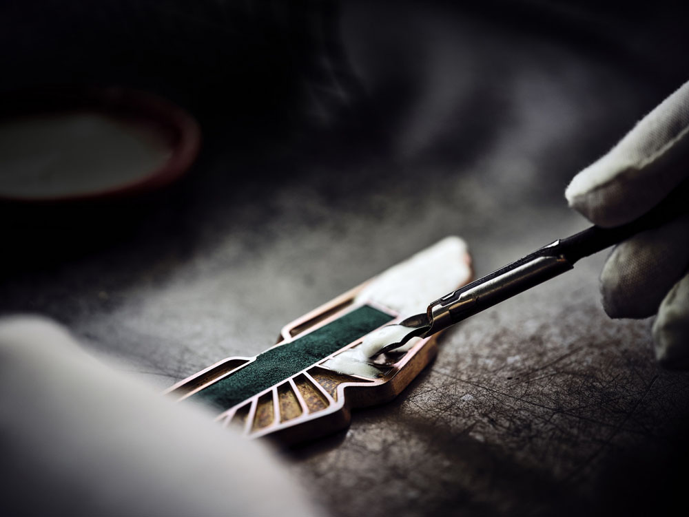 Aston Martin reinterpreta sus alas 4 Motor16 Aston Martin Wings Badge 2 Motor16