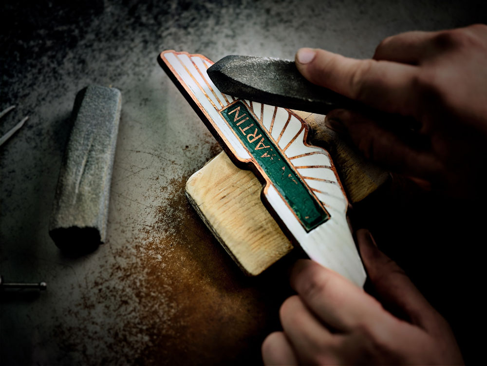 Aston Martin reinterpreta sus alas 5 Motor16 Aston Martin Wings Badge 3 Motor16