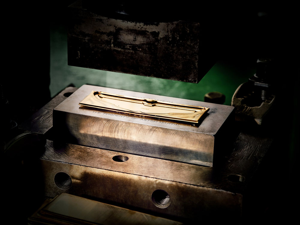 Aston Martin reinterpreta sus alas 8 Motor16 AstonMartinWingsBadgeProduction 01 Motor16