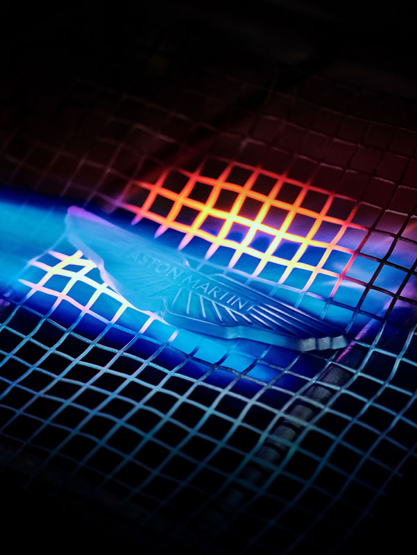 Aston Martin reinterpreta sus alas 9 Motor16 AstonMartinWingsBadgeProduction 02 Motor16