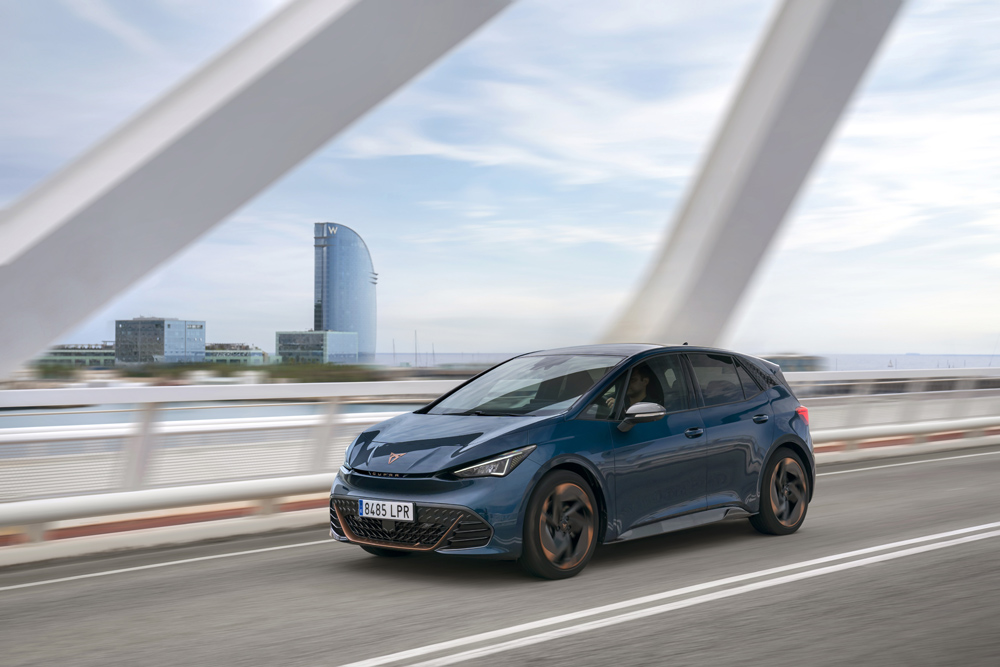 El Cupra Born electrifica el mundo del pádel 1 Motor16 CUPRA electrifica las pistas del Madrid Premier Padel 02 HQ Motor16