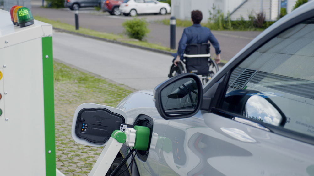 Esta estación de carga de Ford ayuda a los conductores discapacitados 2 Motor16 Chargingrobot ford 1 1 Motor16