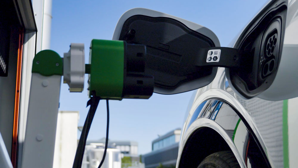 Esta estación de carga de Ford ayuda a los conductores discapacitados 3 Motor16 Chargingrobot ford 2 Motor16