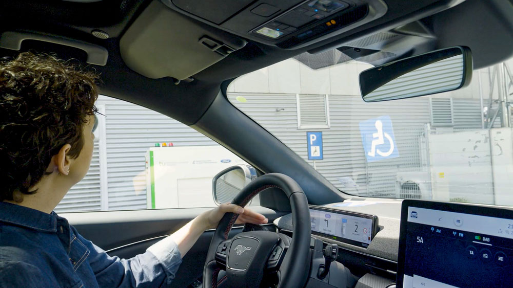 Esta estación de carga de Ford ayuda a los conductores discapacitados 4 Motor16 Chargingrobot ford 3 Motor16