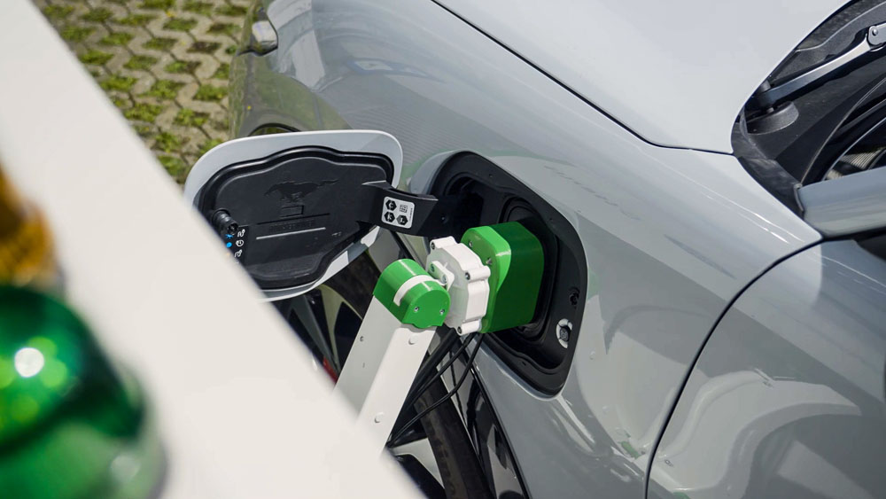 Esta estación de carga de Ford ayuda a los conductores discapacitados 5 Motor16 Chargingrobot ford 4 1 Motor16