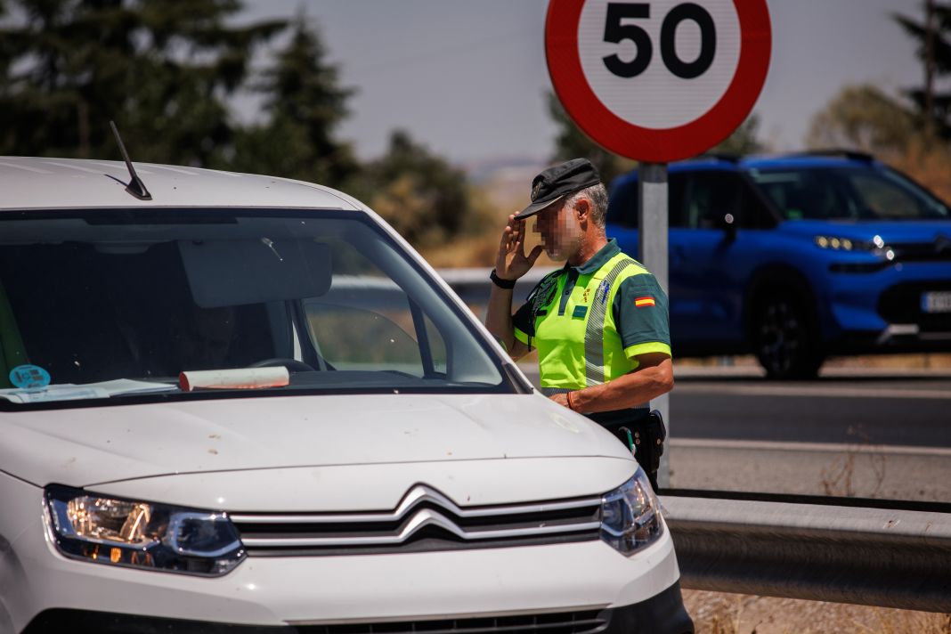 EuropaPress 4548703 agente guardia civil vehiculo control autovia a 5 primera operacion salida Motor16