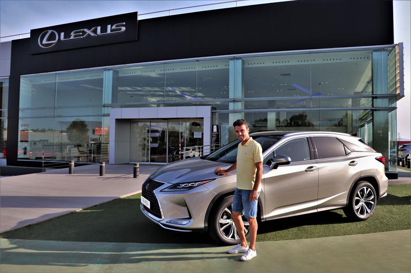 Lexus RX 450h: Roberto Bautista también presume de coche nuevo 2 Motor16 Lexus y roberto bautista1 Motor16