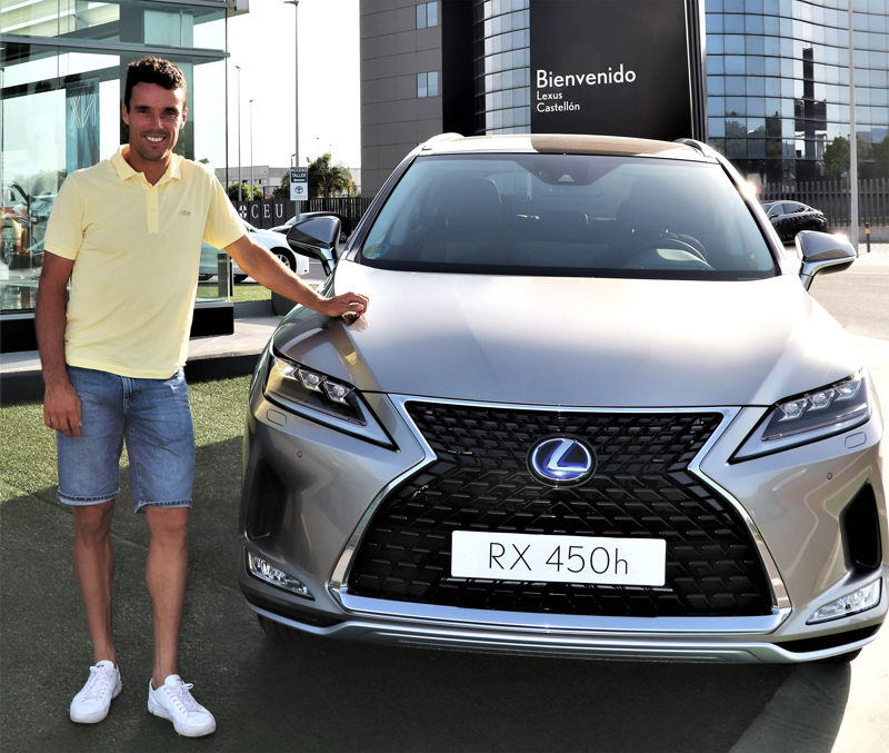 Lexus RX 450h: Roberto Bautista también presume de coche nuevo 4 Motor16 Lexus y roberto bautista4 Motor16