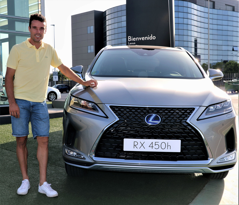 Lexus RX 450h: Roberto Bautista también presume de coche nuevo 5 Motor16 Lexus y roberto bautista5 Motor16