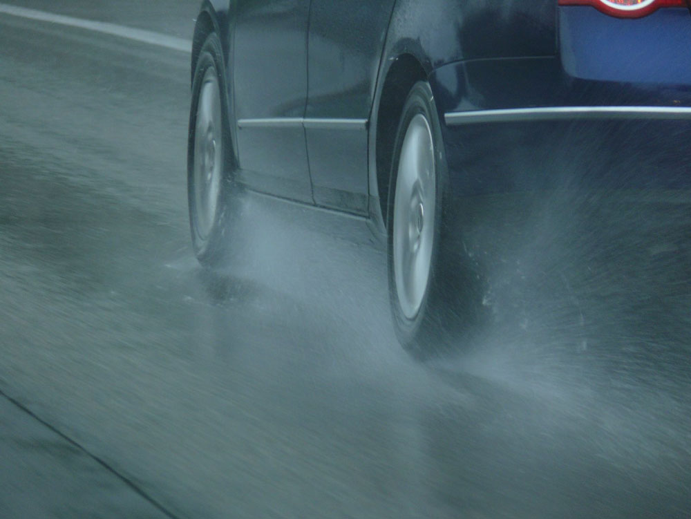 Ventajas e inconvenientes de cambiar el tamaño de las ruedas de tu coche 78 Motor16 El peligro del aquaplaning.