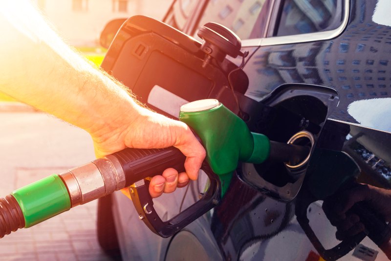 Los combustibles sintéticos no van a salvar a los motores de combustión. 2035 será su sentencia 1 Motor16 Repostar gasolina. Motores de combustión. 2035.