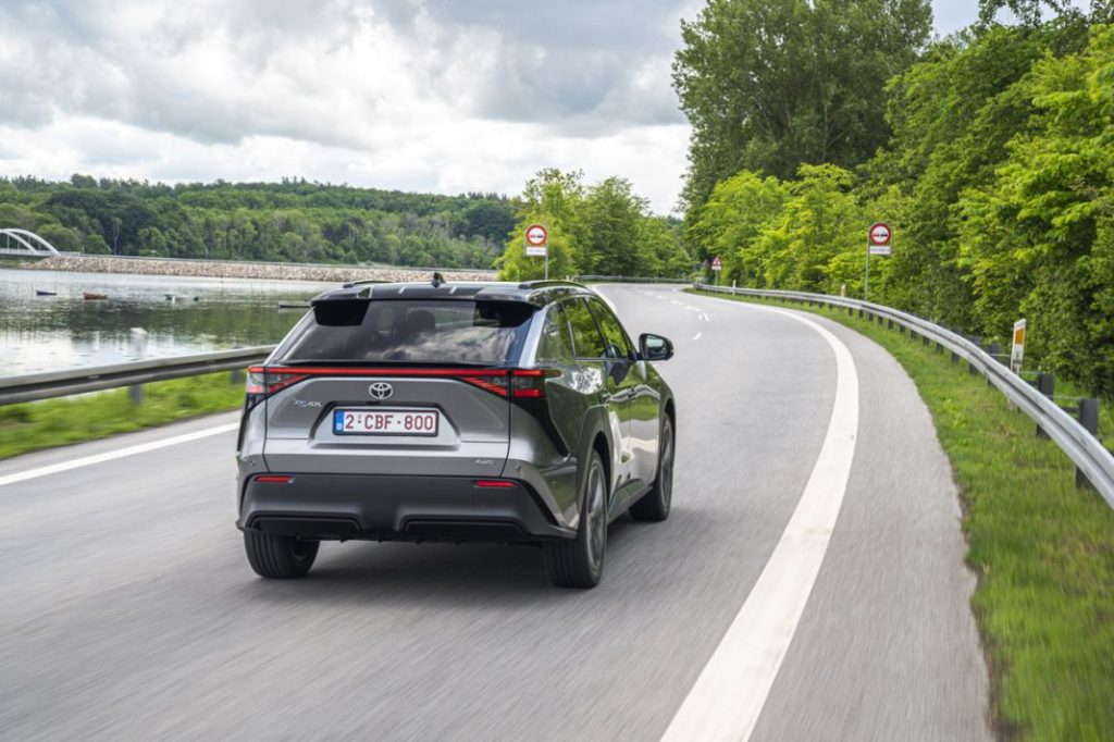 Toyota tendrá coches eléctricos con 1.500 km de autonomía 1 Motor16 2022 Toyota bZ4X. Imagen movimiento.
