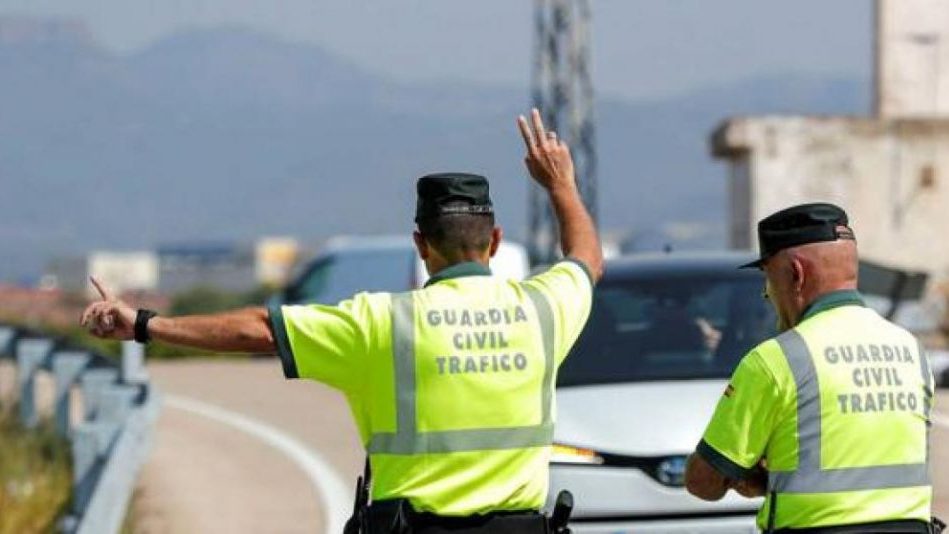 Echa un vistazo al maletero y asegúrate de que llevas esto. La Guardia Civil ya está multando por no tenerlo 3 Motor16 pareja Guardia Civil
