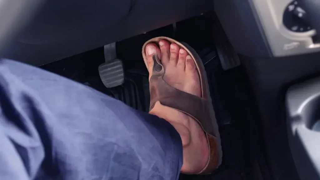 ¿Puedo conducir descalzo? El Instagramer que te da la respuesta en vídeo 230 Motor16 Consejos para el verano: no conducir descalzo o con chanclas