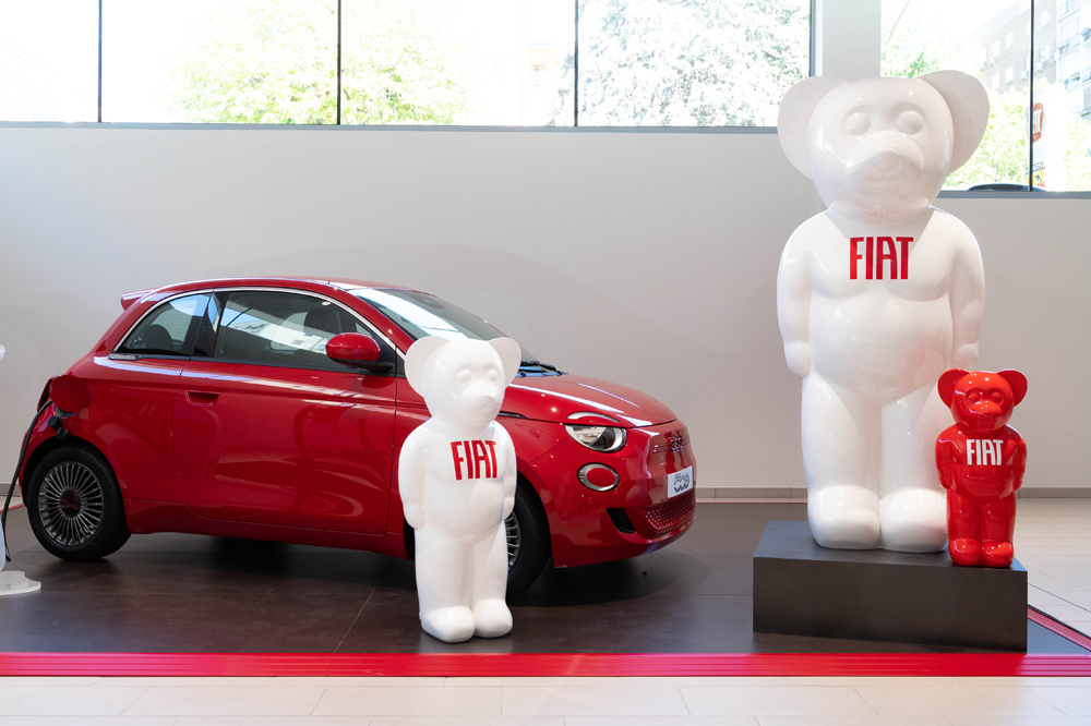 Varios osos 'de gominola' del artista con el logo de Fiat.