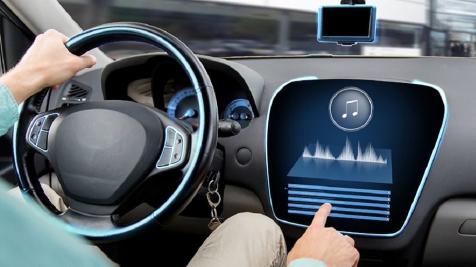 La sanción que te puede poner la DGT por escuchar música en el coche