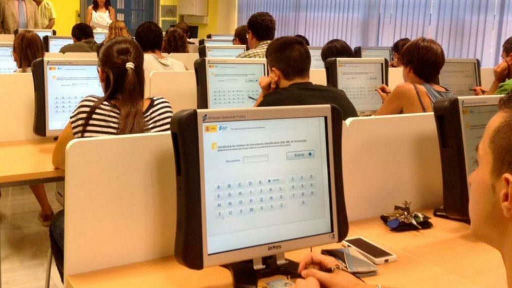 La DGT vuelve a retarnos con un nuevo test de conducir: ¿Serías capaz de aprobar? 227 Motor16 examen 1 Motor16