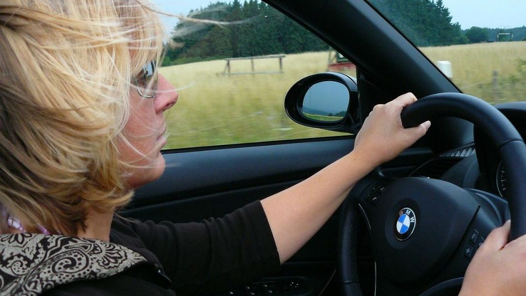 Las mujeres o los hombres: ¿Quién conduce mejor según la DGT? 8 Motor16 mujeres
