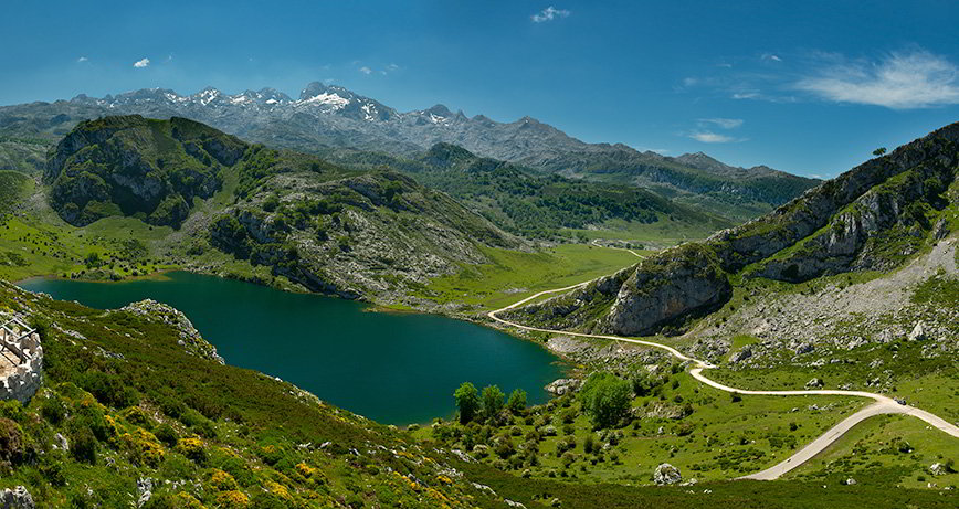 Las mejores rutas de España para hacer en moto este verano 93 Motor16 lagos covadonga moto Motor16