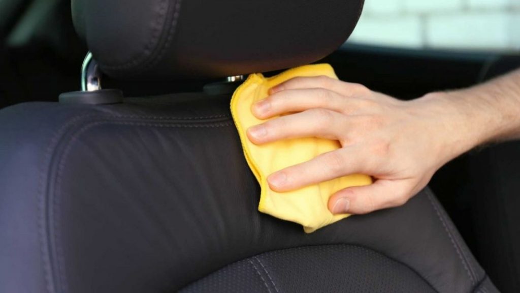 Desinfecta el interior de tu coche por menos de 3 euros con este producto de Carrefour 3 Motor16 limpieza de los asientos