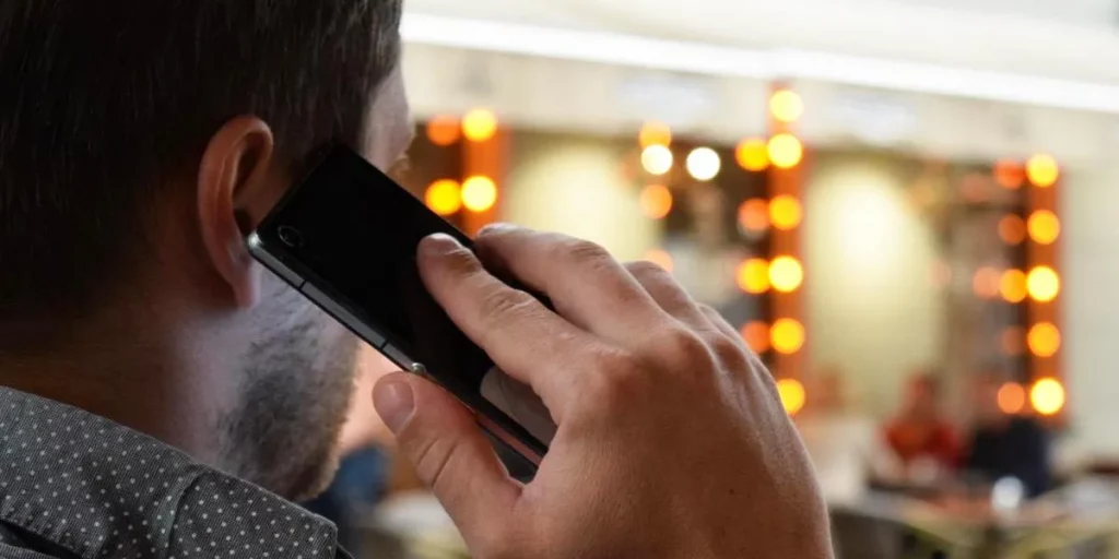 A través de llamado telefónico 