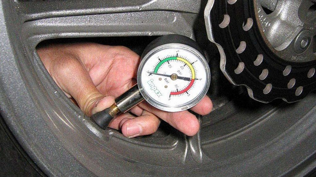 Cómo verificar los valores con un manómetro