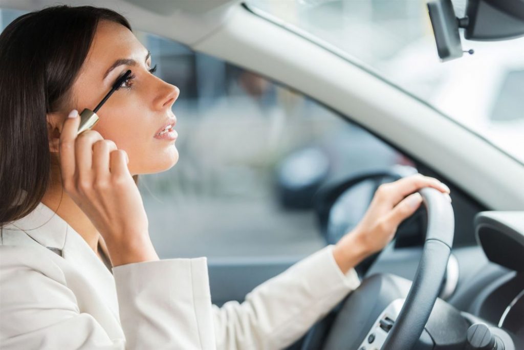 La DGT te dice cuáles son las principales distracciones al volante 24 Motor16 dgt
