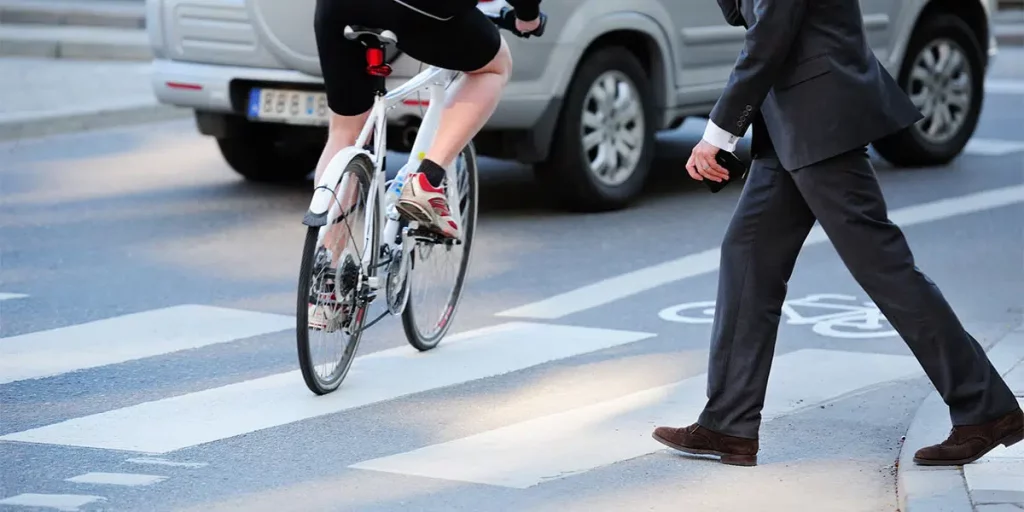 La práctica habitual de los ciclistas que indigna a los conductores. Y piden multa para ello 47 Motor16 La norma también rige para los peatones