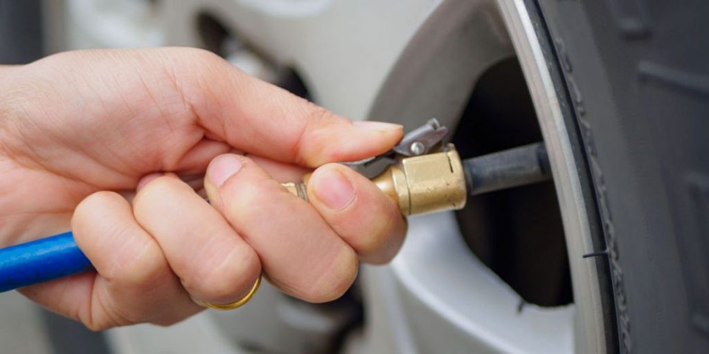 Así debes medir la presión de los neumáticos, según la OCU 1 Motor16 Presión de las ruedas: ¿Hay que cambiarla por el calor del verano?