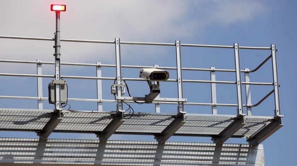El truco que no falla y con el que sabrás si un radar está multando o es una ‘caja tonta’ 105 Motor16 Radar pórtico: ¿Cómo funciona el radar más ‘traidor’?