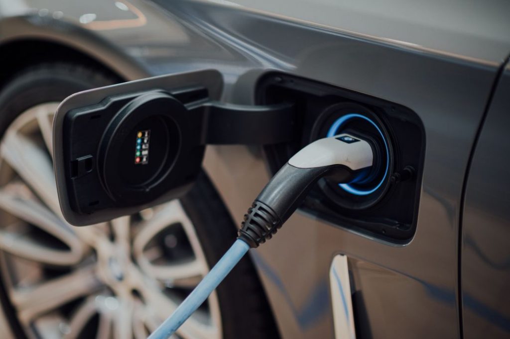Bajan las emisiones medias de CO2 de los coches en España 1 Motor16 Menos emisiones gracias a la compra de eléctricos e híbridos enchufables.