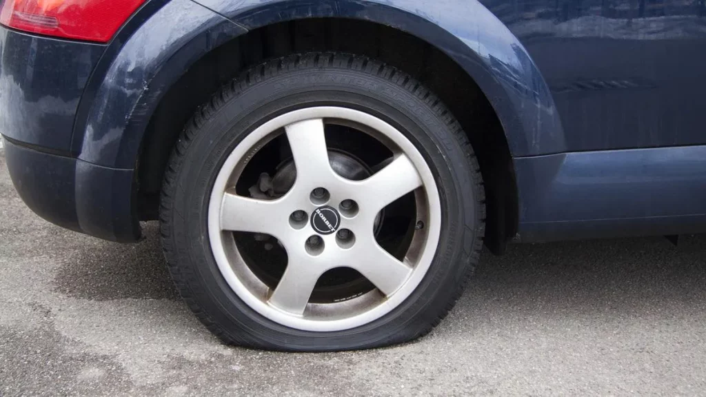 Cómo arreglar un pinchazo en una rueda del coche sin ir al taller 