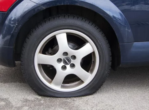 Cómo arreglar un pinchazo en una rueda del coche sin ir al taller 
