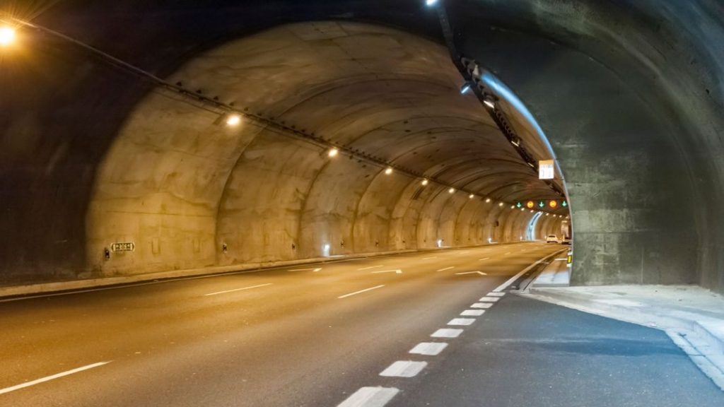 La DGT se pronuncia: ¿hay que llevar las luces del coche encendidas todo el día? 135 Motor16 Coches con sensores de luz