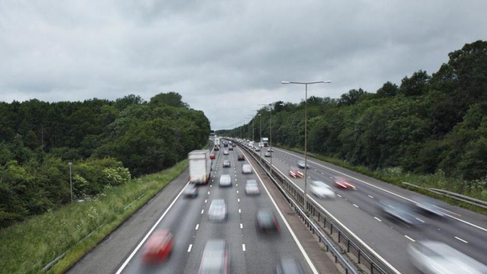 De 120 a 150 km/h: el país de la UE que rompe la norma y estrena el límite de velocidad más alto en autopista 53 Motor16 Por la AP-6 a casi 300 km/h: la locura de este Porsche 911