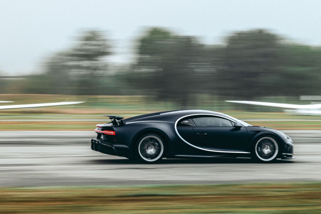 13 de los mejores Bugatti de la historia juntos de la mano... 18 Motor16 04 BUGATTI Passione Engadina airport Motor16