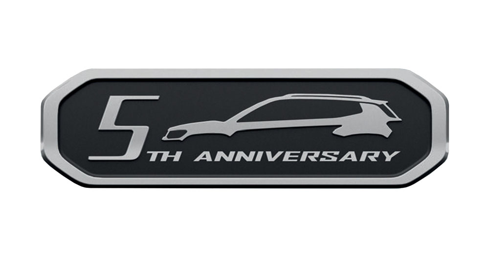 Jeep estrena edición especial de su Compass en India 1 Motor16 Jeep Compass 5th Anniversary Edition. Imagen emblema.
