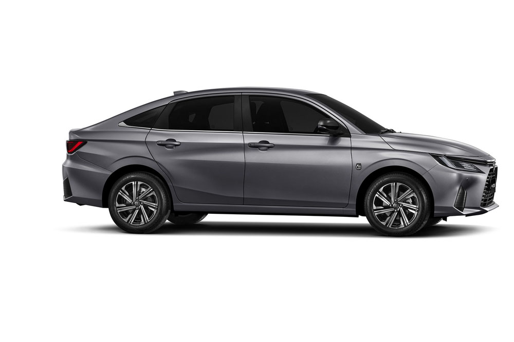 Al Toyota Yaris le sale 'culo' 29 Motor16 2022 Toyota Yaris Ativ 27 Motor16