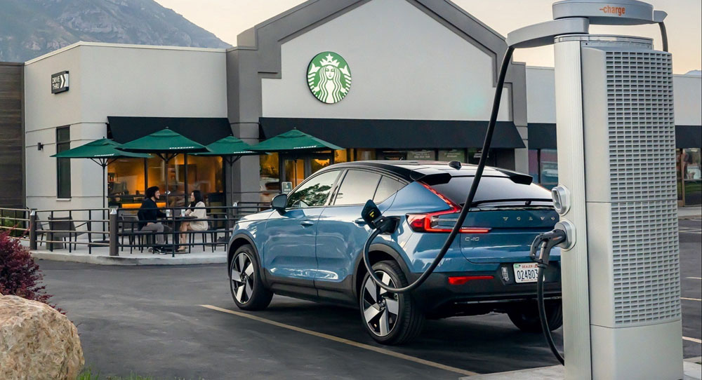 Starbucks ya tiene su red de cargadores gracias a Volvo 6 Motor16 2022 Volvo Starbucks 1 1 Motor16